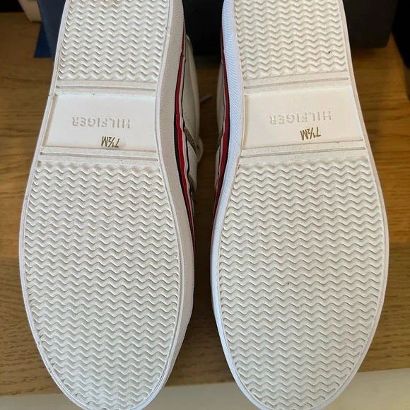 Tommy Hilfiger Size 7 1/2 women sneakers. Brand new with box. Synthetic leather. - Picture 4 of 5
